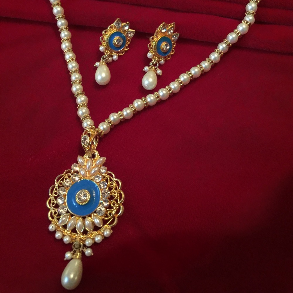 Gorgeous necklace and earrings set